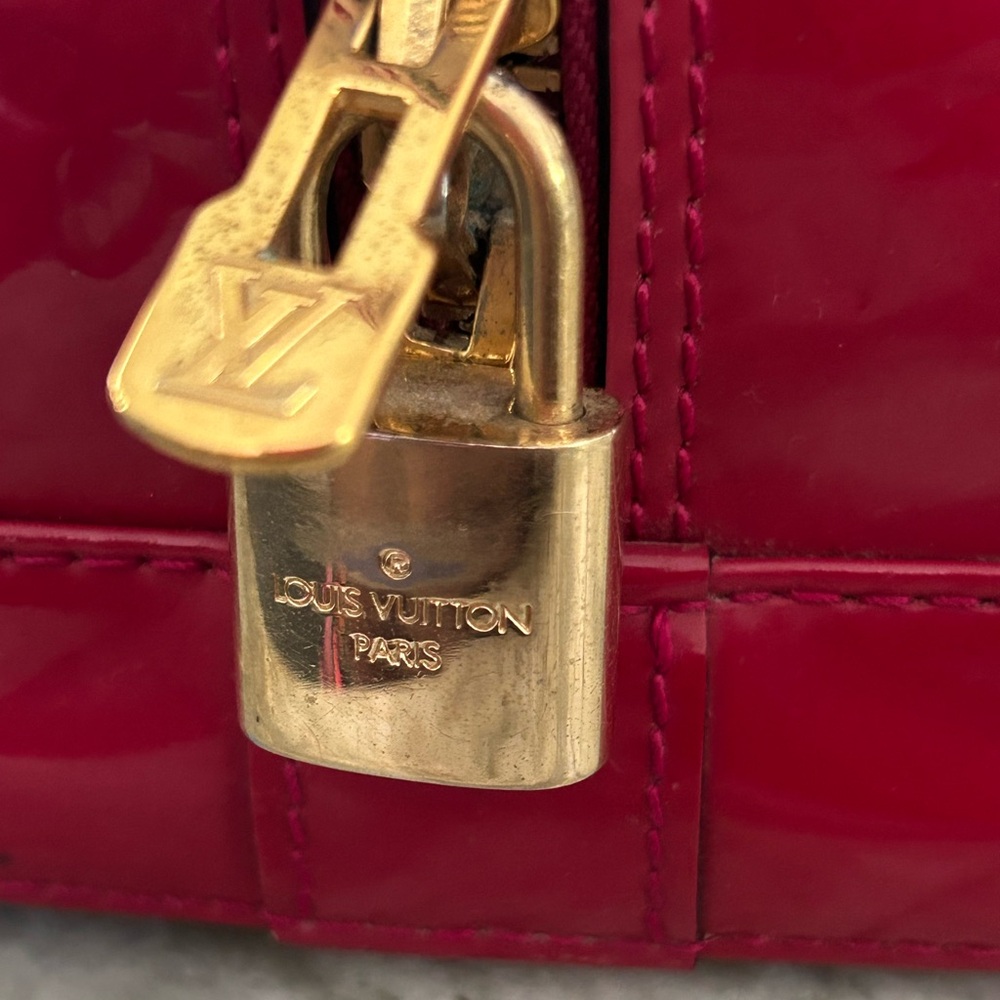 Louis Vuitton Authentic Red Monogram Vernis Leather GM Alma w/Lock Set - Picture 9 of 13